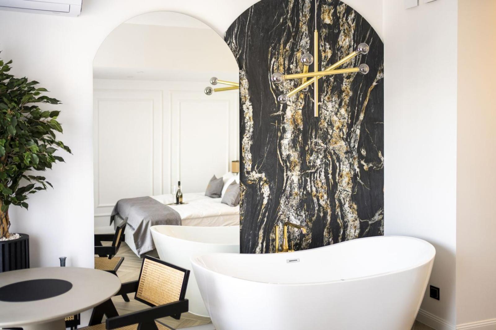 Glam 52 Jacuzzi Apartment